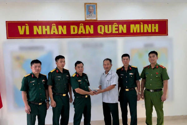 Công dân xúc động nhận lại số tiền hơn 200 triệu đồng bị đánh rơi từ tay Thiếu tá quân đội