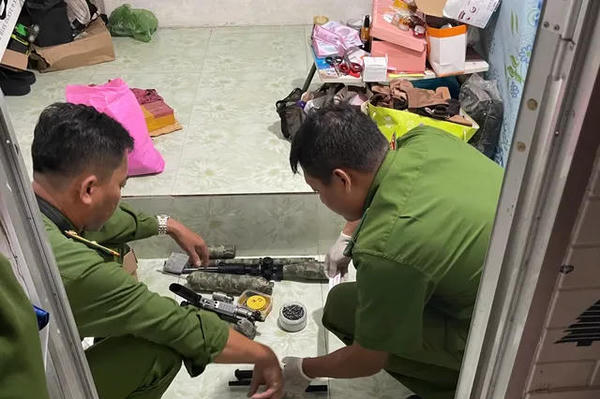 Bắt tạm giam 2 người mua bán súng PCP, thu giữ hơn 2.200 viên đạn chì Bắt tạm giam 2 người mua bán súng PCP, thu giữ hơn 2.200 viên đạn chì
