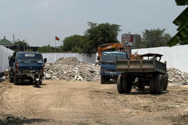 Khởi tố, bắt tạm giam 6 người đổ trái phép gần 800 tấn chất thải ở TP HCM Khởi tố, bắt tạm giam 6 người đổ trái phép gần 800 tấn chất thải ở TP HCM