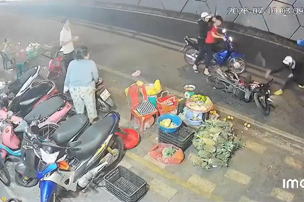 Điều tra nhóm thanh niên mang hung khí truy đuổi, đập phá xe máy giữa trung tâm TP HCM Điều tra nhóm thanh niên mang hung khí truy đuổi, đập phá xe máy giữa trung tâm TP HCM