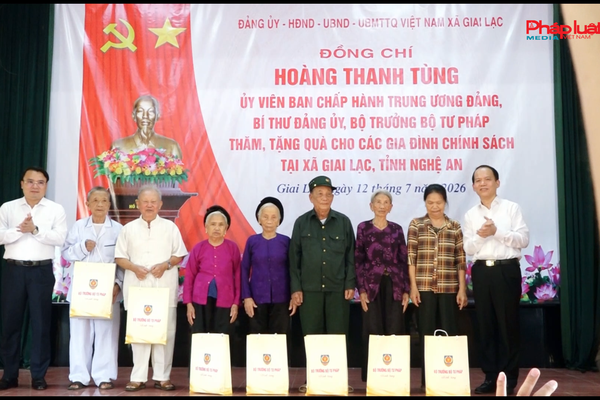 Bộ trưởng Hoàng Thanh Tùng thăm, tặng quà các gia đình chính sách ở Nghệ An