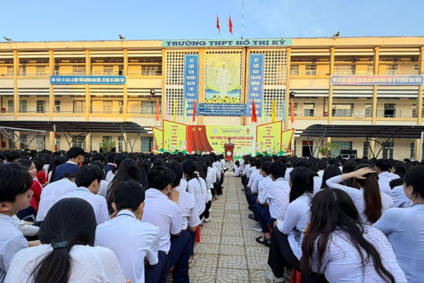 Sở GD-ĐT Cà Mau lên tiếng vụ nghi thí sinh dùng điện thoại trong kỳ thi tốt nghiệp THPT Sở GD-ĐT Cà Mau lên tiếng vụ nghi thí sinh dùng điện thoại trong kỳ thi tốt nghiệp THPT