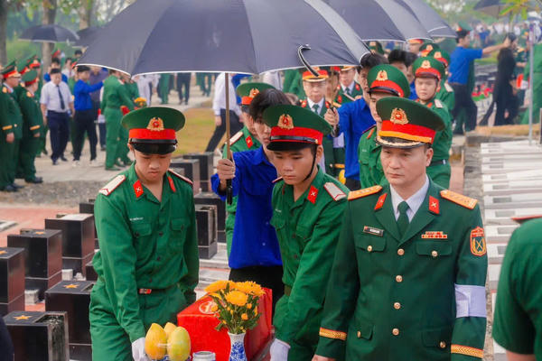 Tuổi trẻ TP Đồng Nai thành kính tri ân các Anh hùng liệt sĩ tại Lễ truy điệu và an táng 63 hài cốt liệt sĩ Tuổi trẻ TP Đồng Nai thành kính tri ân các Anh hùng liệt sĩ tại Lễ truy điệu và an táng 63 hài cốt liệt sĩ