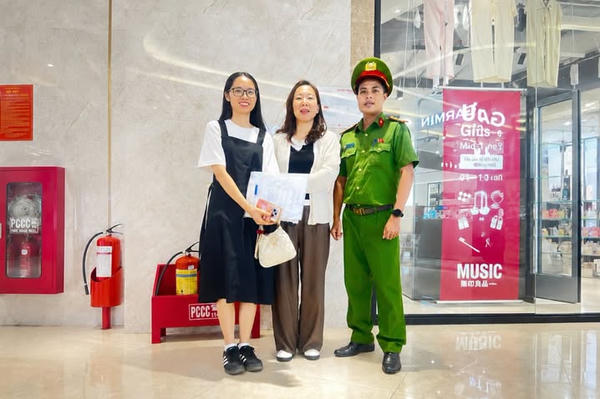 Công an phường Yên Hòa hỗ trợ nữ công dân Hàn Quốc nhận lại hơn 92 triệu đồng chuyển nhầm