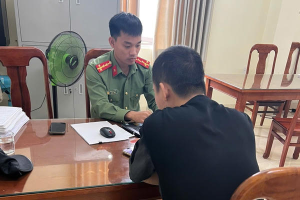 Tương tác với nội dung xấu độc trên mạng, người đàn ông bị Công an triệu tập làm việc Tương tác với nội dung xấu độc trên mạng, người đàn ông bị Công an triệu tập làm việc