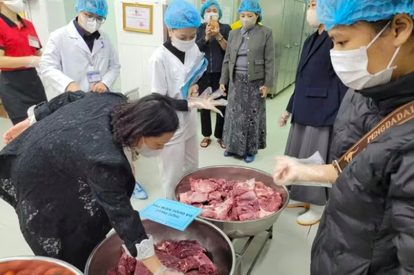 Hà Nội nêu tên 6 xã vi phạm trong tổ chức bữa ăn bán trú trường học
Hà Nội nêu tên 6 xã vi phạm trong tổ chức bữa ăn bán trú trường học