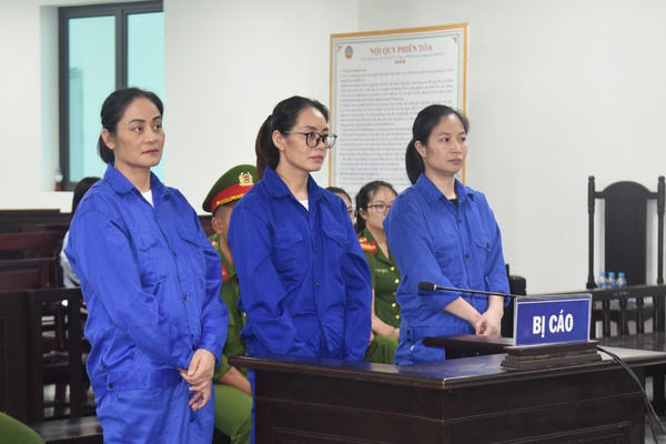 Hà Tĩnh: Tuyên phạt 3 bị cáo tổng cộng 18 năm tù vì vận chuyển vàng lậu qua biên giới Hà Tĩnh: Tuyên phạt 3 bị cáo tổng cộng 18 năm tù vì vận chuyển vàng lậu qua biên giới