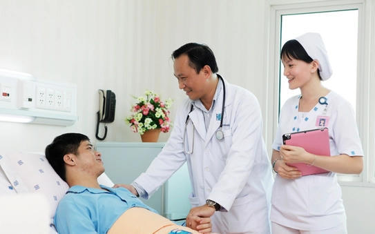 Từng bước giảm gánh nặng chi phí y tế cho người dân