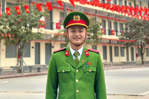 Chiến sĩ Công an dũng cảm cứu hai người gặp nạn tại hồ Công viên Văn Lang