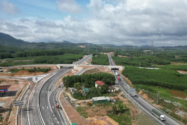 Phê duyệt quy hoạch 46 tuyến cao tốc đường bộ dài hơn 10.000 km Phê duyệt quy hoạch 46 tuyến cao tốc đường bộ dài hơn 10.000 km