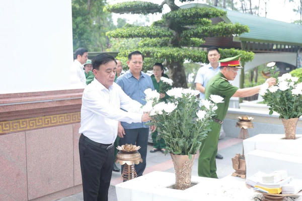 Đồng chí Trần Cẩm Tú dâng hương, tri ân các Anh hùng liệt sĩ tại Ngã ba Đồng Lộc
