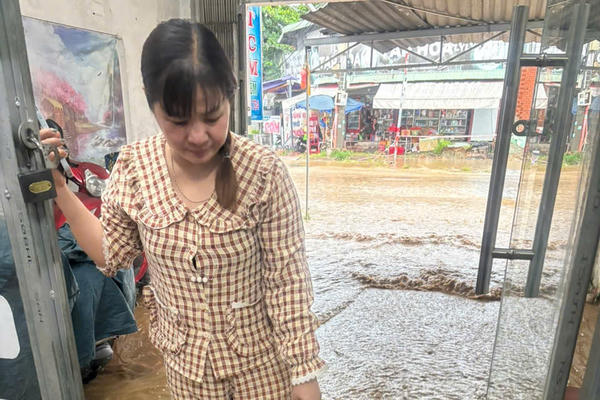 Phường Long Bình, TP HCM: Người dân khẩn thiết kêu cứu sau dự án mở rộng đường, cứ mưa là nước bẩn tràn ngập nhà Phường Long Bình, TP HCM: Người dân khẩn thiết kêu cứu sau dự án mở rộng đường, cứ mưa là nước bẩn tràn ngập nhà