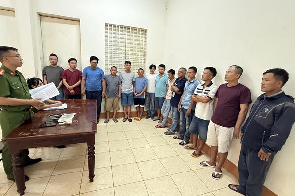 Đắk Lắk: Triệt xóa 3 đường dây cá độ bóng đá mùa World Cup gần 200 tỷ đồng
Đắk Lắk: Triệt xóa 3 đường dây cá độ bóng đá mùa World Cup gần 200 tỷ đồng