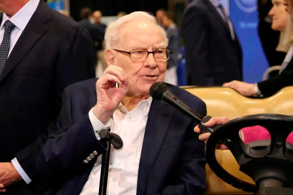 Warren Buffett lần đầu xác nhận chính ông quyết định đầu tư vào Alphabet, nhưng vẫn xếp sau Apple trong danh sách yêu thích Warren Buffett lần đầu xác nhận chính ông quyết định đầu tư vào Alphabet, nhưng vẫn xếp sau Apple trong danh sách yêu thích