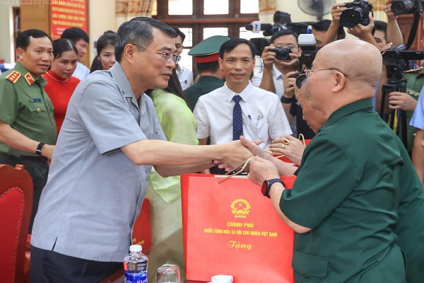 Thủ tướng Chính phủ Lê Minh Hưng thăm, tặng quà tại Trung tâm Điều dưỡng thương binh Kim Bảng