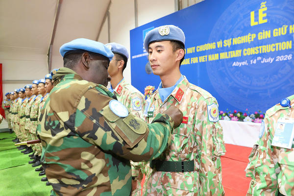 Lực lượng Gìn giữ hòa bình Liên Hợp quốc của Việt Nam tại Abyei đón nhận Huy chương “Vì sự nghiệp Gìn giữ hòa bình Liên Hợp quốc”