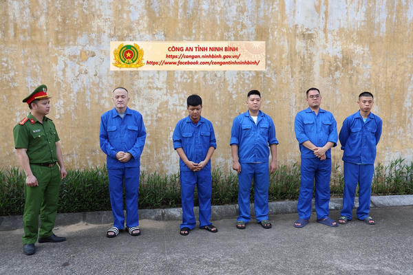 Triệt phá đường dây cá độ bóng đá hơn 710 tỷ đồng trên không gian mạng tại Ninh Bình Triệt phá đường dây cá độ bóng đá hơn 710 tỷ đồng trên không gian mạng tại Ninh Bình