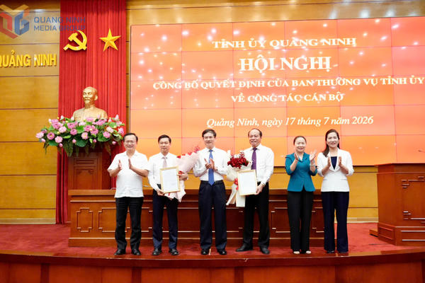 Quảng Ninh công bố các quyết định về công tác cán bộ Quảng Ninh công bố các quyết định về công tác cán bộ