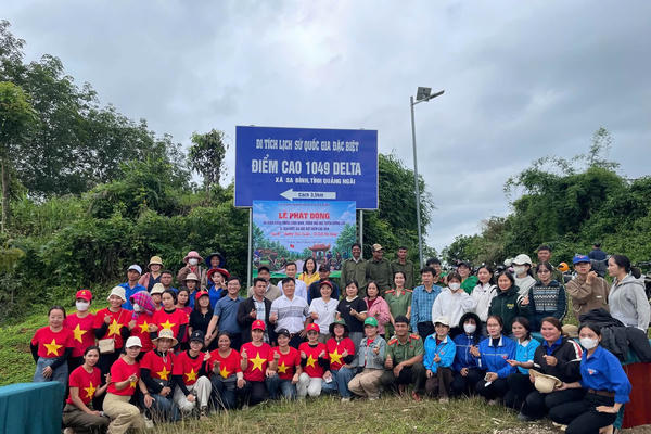 “Đường hoa tri ân - Di tích tỏa sáng” “Đường hoa tri ân - Di tích tỏa sáng”