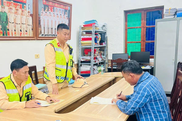 CSGT Nghệ An: Xử lý nghiêm xe tải chở hàng cao "bất thường" trên tỉnh lộ 534 CSGT Nghệ An: Xử lý nghiêm xe tải chở hàng cao "bất thường" trên tỉnh lộ 534