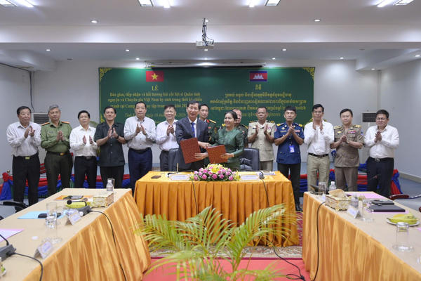 Bộ CHQS An Giang quy tập được 18 hài cốt liệt sĩ quân tình nguyện và chuyên gia Việt Nam tại tỉnh Kampot Bộ CHQS An Giang quy tập được 18 hài cốt liệt sĩ quân tình nguyện và chuyên gia Việt Nam tại tỉnh Kampot