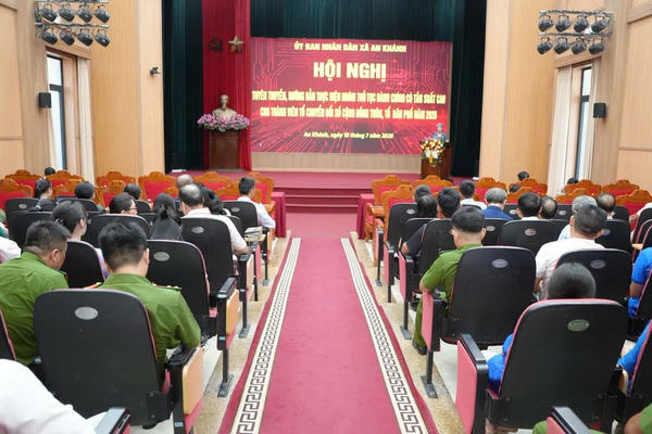 Công an xã An Khánh nòng cốt trong đợt cao điểm hướng dẫn thủ tục hành chính và ứng dụng AI Công an xã An Khánh nòng cốt trong đợt cao điểm hướng dẫn thủ tục hành chính và ứng dụng AI