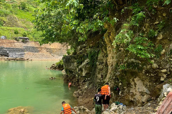 Tìm kiếm 2 người mất tích trên sông Nho Quế