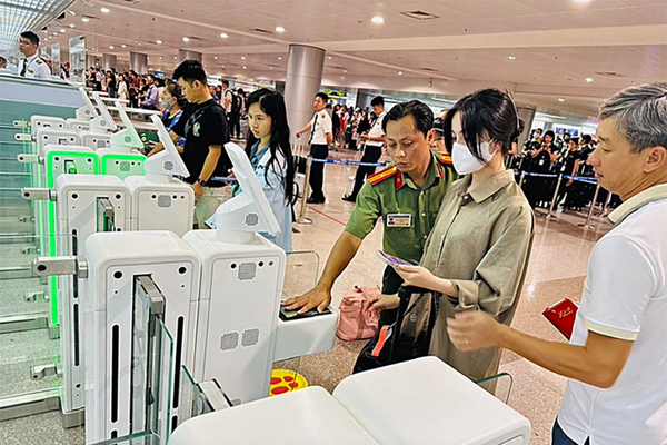 Liên thông dữ liệu, siết chặt phối hợp quản lý người nước ngoài từ ngày 15/9 Liên thông dữ liệu, siết chặt phối hợp quản lý người nước ngoài từ ngày 15/9