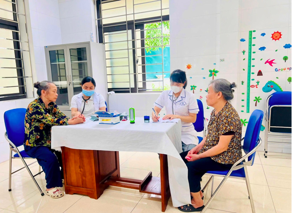 Nhân viên y tế thôn, tổ dân phố, cô đỡ thôn được hỗ trợ hàng tháng
Nhân viên y tế thôn, tổ dân phố, cô đỡ thôn được hỗ trợ hàng tháng