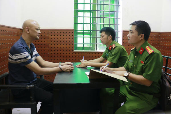 Công an Nghệ An bóc gỡ 2 nhóm cá độ bóng đá, bắt 13 đối tượng Công an Nghệ An bóc gỡ 2 nhóm cá độ bóng đá, bắt 13 đối tượng