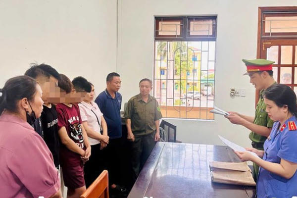 Khởi tố 3 thiếu niên đột nhập nhà thờ, cạy phá két công đức lấy cắp tiền tiêu xài Khởi tố 3 thiếu niên đột nhập nhà thờ, cạy phá két công đức lấy cắp tiền tiêu xài