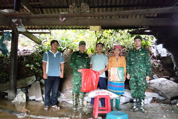 Đồn Biên phòng Cửa khẩu Săm Pun hỗ trợ một gia đình khắc phục hậu quả, di rời khẩn cấp sau lũ Đồn Biên phòng Cửa khẩu Săm Pun hỗ trợ một gia đình khắc phục hậu quả, di rời khẩn cấp sau lũ
