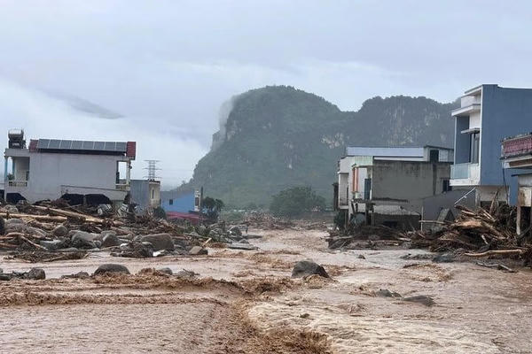 Bộ Xây dựng yêu cầu kiên quyết không cho người, phương tiện qua điểm ngập, sạt lở Bộ Xây dựng yêu cầu kiên quyết không cho người, phương tiện qua điểm ngập, sạt lở
