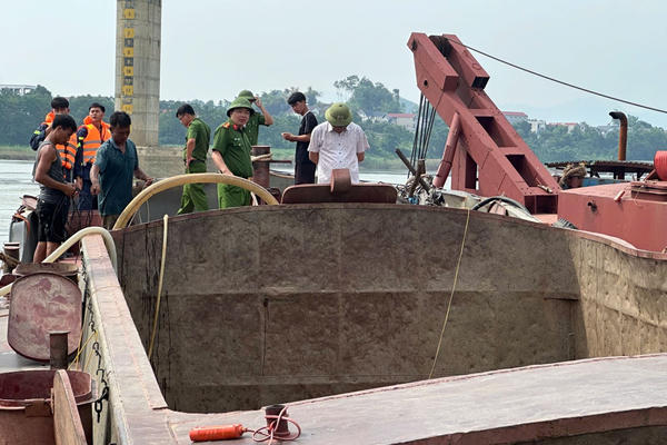 Trục vớt thành công 2 tàu bị chìm tại cầu Sông Lô
Trục vớt thành công 2 tàu bị chìm tại cầu Sông Lô