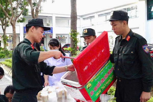 "Nồi cháo nhân ái”: Lan tỏa nghĩa tình của chiến sĩ Cảnh sát cơ động Thanh Hoá "Nồi cháo nhân ái”: Lan tỏa nghĩa tình của chiến sĩ Cảnh sát cơ động Thanh Hoá