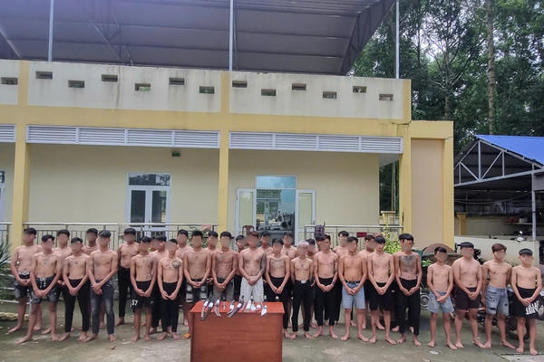 Đồng Nai: Chặn đứng vụ 38 thanh thiếu niên mang đao, kiếm chuẩn bị hỗn chiến trên sân bóng Đồng Nai: Chặn đứng vụ 38 thanh thiếu niên mang đao, kiếm chuẩn bị hỗn chiến trên sân bóng