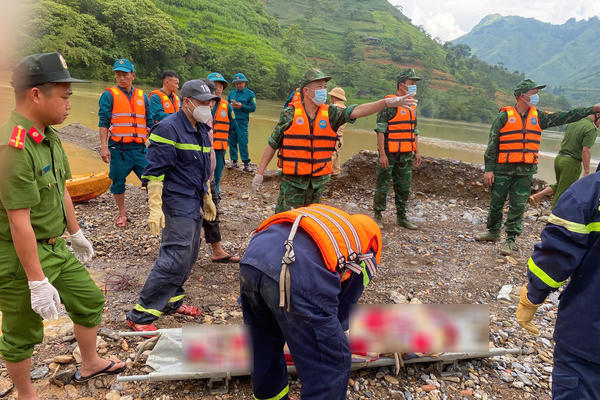 Tìm thấy thi thể một nạn nhân trong vụ hai người mất tích trên sông Nho Quế Tìm thấy thi thể một nạn nhân trong vụ hai người mất tích trên sông Nho Quế