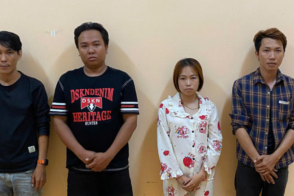 Khởi tố 6 đối tượng dàn cảnh bắt ghen, uy hiếp bạn thân để cướp gần 10 triệu đồng Khởi tố 6 đối tượng dàn cảnh bắt ghen, uy hiếp bạn thân để cướp gần 10 triệu đồng