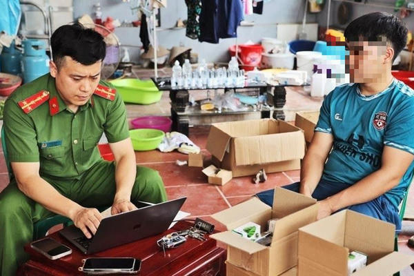 Gian nan công tác phòng chống buôn lậu, gian lận thương mại với nhóm hàng dược, mỹ phẩm, thực phẩm chức năng trên môi trường thương mại điện tử Gian nan công tác phòng chống buôn lậu, gian lận thương mại với nhóm hàng dược, mỹ phẩm, thực phẩm chức năng trên môi trường thương mại điện tử