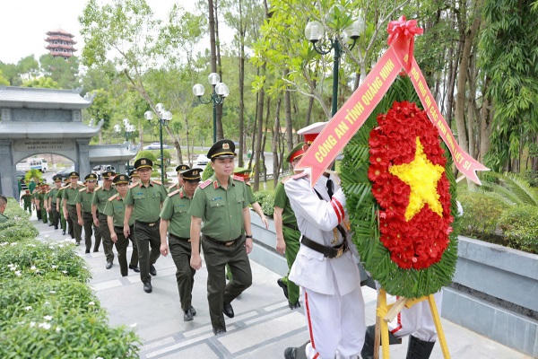 Công an tỉnh Quảng Ninh tổ chức chuỗi hoạt động về nguồn nhân 79 năm Ngày Thương binh - Liệt sĩ Công an tỉnh Quảng Ninh tổ chức chuỗi hoạt động về nguồn nhân 79 năm Ngày Thương binh - Liệt sĩ