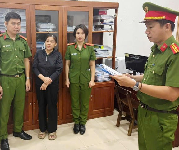 Hứa nhận chuyển nhượng ki ốt chợ, người phụ nữ ở Đà Nẵng bị khởi tố vì lừa 835 triệu đồng Hứa nhận chuyển nhượng ki ốt chợ, người phụ nữ ở Đà Nẵng bị khởi tố vì lừa 835 triệu đồng