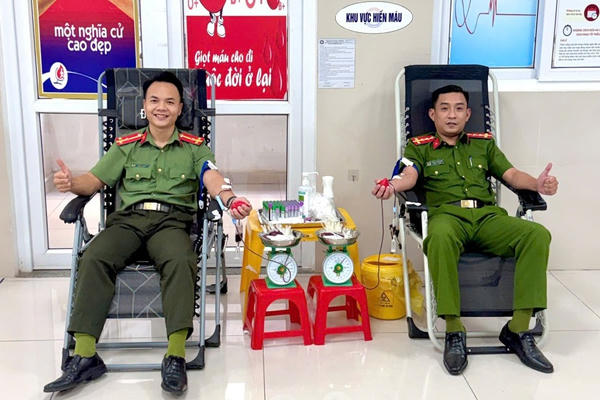 02 chiến sỹ Công an kịp thời hiến máu cứu sống cháu bé trong tình trạng nguy cấp 02 chiến sỹ Công an kịp thời hiến máu cứu sống cháu bé trong tình trạng nguy cấp