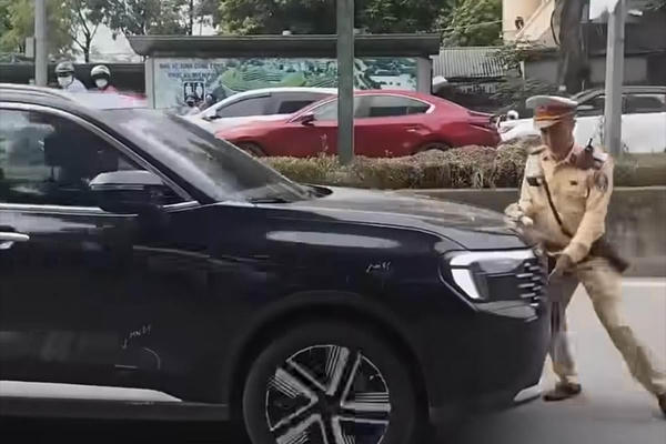 Xử lý tài xế không chấp hành hiệu lệnh của CSGT trên đường Nguyễn Hoàng Xử lý tài xế không chấp hành hiệu lệnh của CSGT trên đường Nguyễn Hoàng