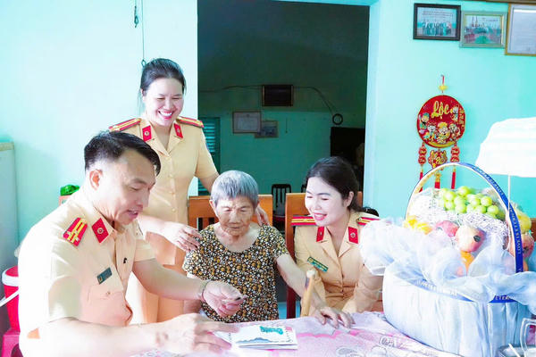 Phòng CSGT Công an thành phố Đồng Nai tri ân Mẹ Việt Nam Anh hùng, gia đình liệt sĩ Phòng CSGT Công an thành phố Đồng Nai tri ân Mẹ Việt Nam Anh hùng, gia đình liệt sĩ