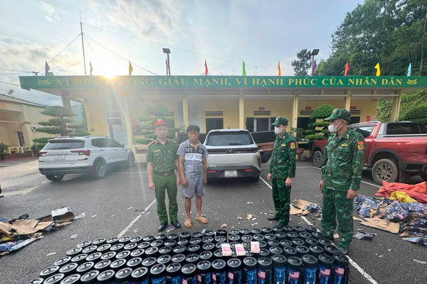 Truy đuổi, bắt giữ ô tô chở 100 bình nghi khí cười ở khu vực cửa khẩu Hoành Mô Truy đuổi, bắt giữ ô tô chở 100 bình nghi khí cười ở khu vực cửa khẩu Hoành Mô