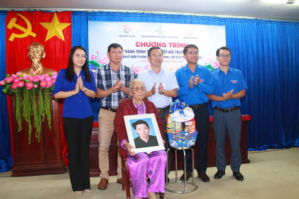 Những bức ảnh trở về từ ký ức: Món quà tri ân đầy xúc động dành cho thân nhân liệt sĩ ở Cà Mau