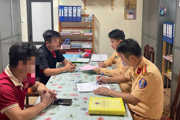 Tranh giành khách trên Quốc lộ 4C, 2 tài xế ở Tuyên Quang bị xử phạt Tranh giành khách trên Quốc lộ 4C, 2 tài xế ở Tuyên Quang bị xử phạt