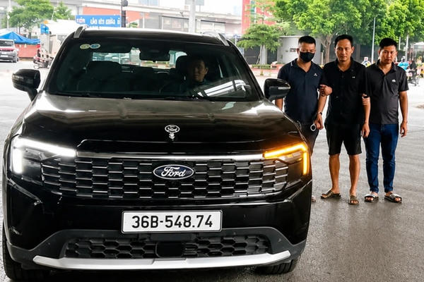Tạm giữ hình sự tài xế điều khiển ô tô đẩy cán bộ CSGT rồi bỏ chạy Tạm giữ hình sự tài xế điều khiển ô tô đẩy cán bộ CSGT rồi bỏ chạy