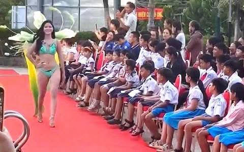 Thí sinh hoa hậu trình diễn áo tắm trước học sinh ở Lý Sơn gây tranh cãi