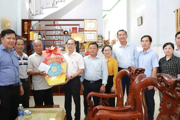 TP HCM: Lãnh đạo xã Vĩnh Lộc thăm, tặng quà tri ân người có công nhân Kỷ niệm 79 năm Ngày Thương binh - Liệt sĩ